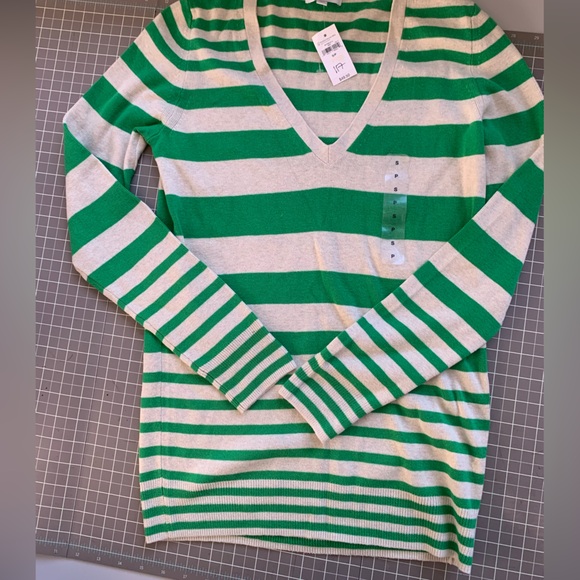 Super soft NWT, Gap pullover. Size small - Picture 2 of 9